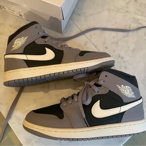 Air Jordan 1 Mid Wmns "Cement Grey" Women's
Sail Anthracite Sneakers